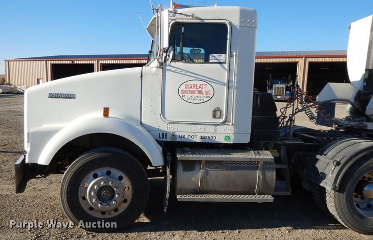 image for item DE2510 1997 Kenworth T800  semi truck