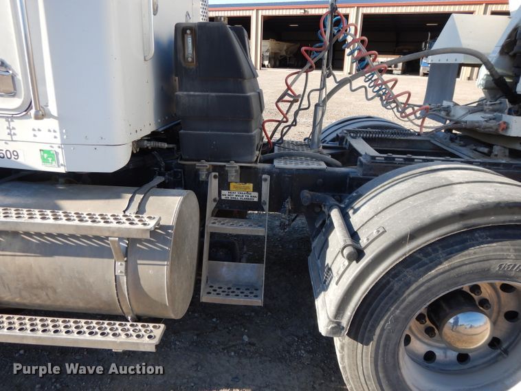 image for item DE2510 1997 Kenworth T800  semi truck