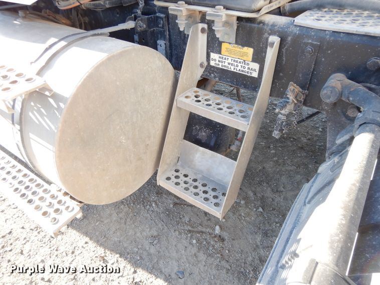 image for item DE2510 1997 Kenworth T800  semi truck