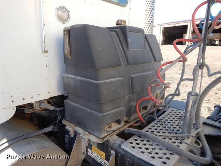 image for item DE2510 1997 Kenworth T800  semi truck