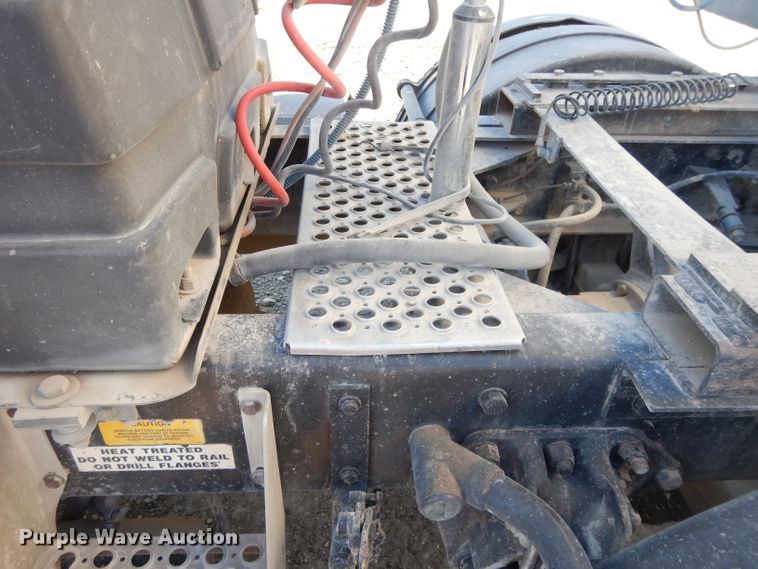 image for item DE2510 1997 Kenworth T800  semi truck