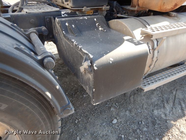 image for item DE2510 1997 Kenworth T800  semi truck