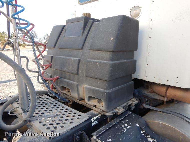 image for item DE2510 1997 Kenworth T800  semi truck