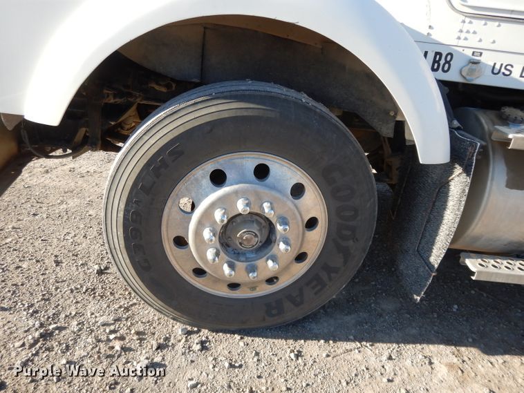 image for item DE2510 1997 Kenworth T800  semi truck