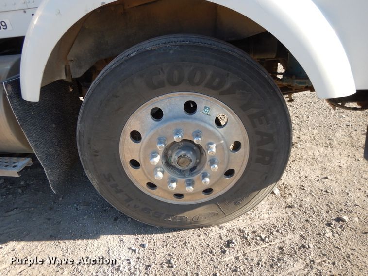 image for item DE2510 1997 Kenworth T800  semi truck