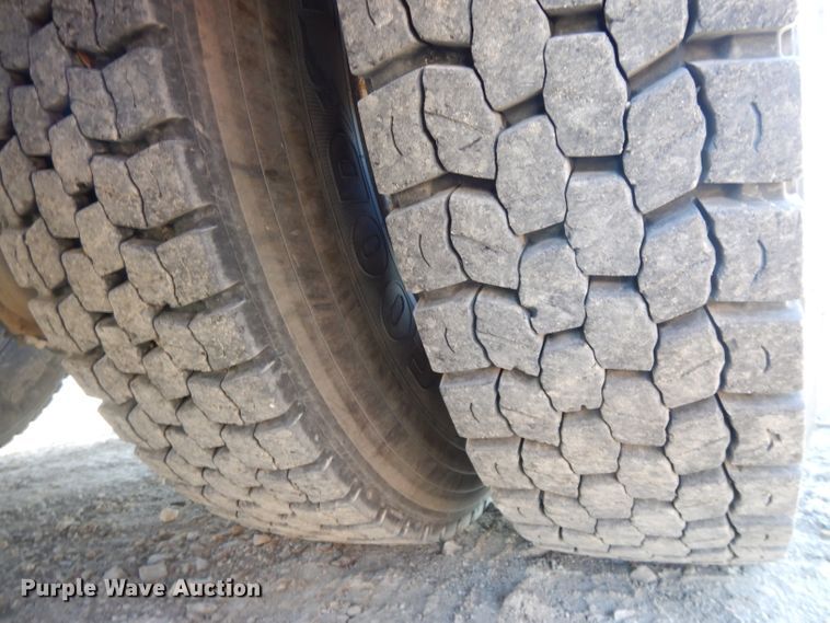 image for item DE2510 1997 Kenworth T800  semi truck