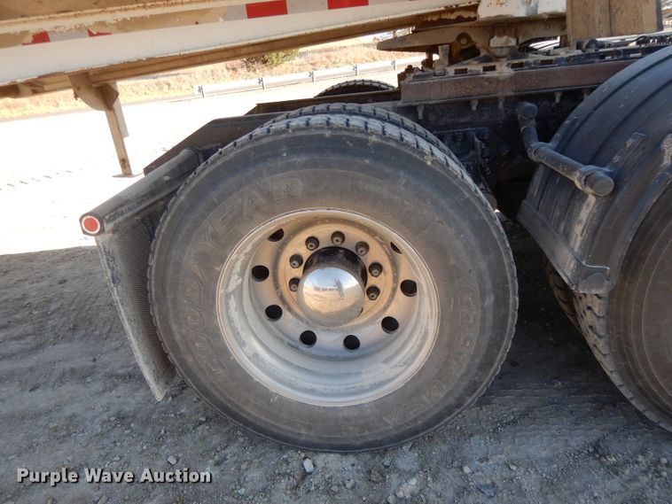 image for item DE2510 1997 Kenworth T800  semi truck