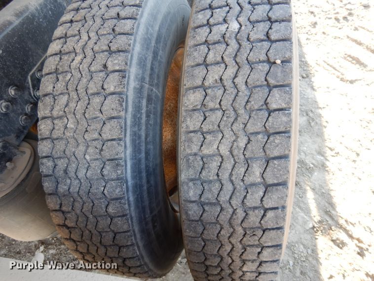 image for item DE2510 1997 Kenworth T800  semi truck