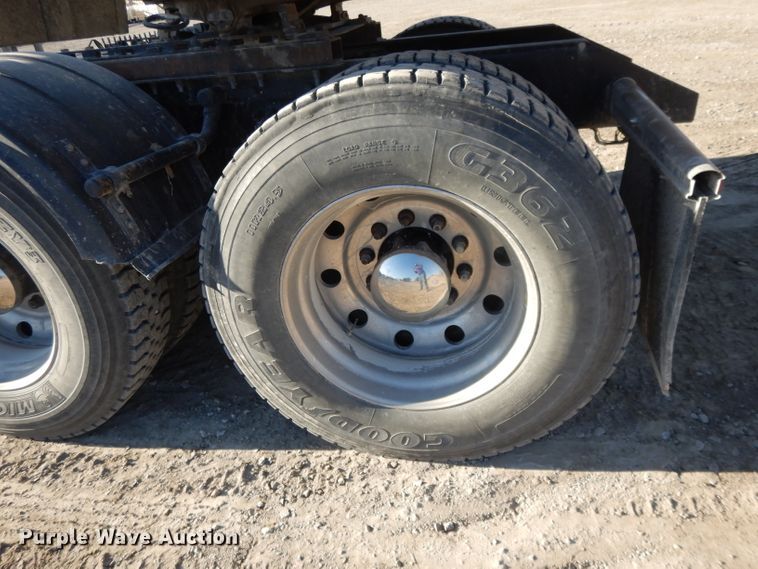 image for item DE2510 1997 Kenworth T800  semi truck