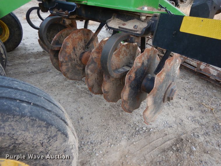 image for item DE2511 2013 John Deere 2623VT vertical tillage