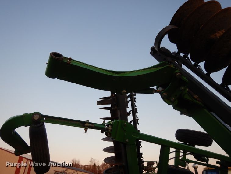 image for item DE2511 2013 John Deere 2623VT vertical tillage