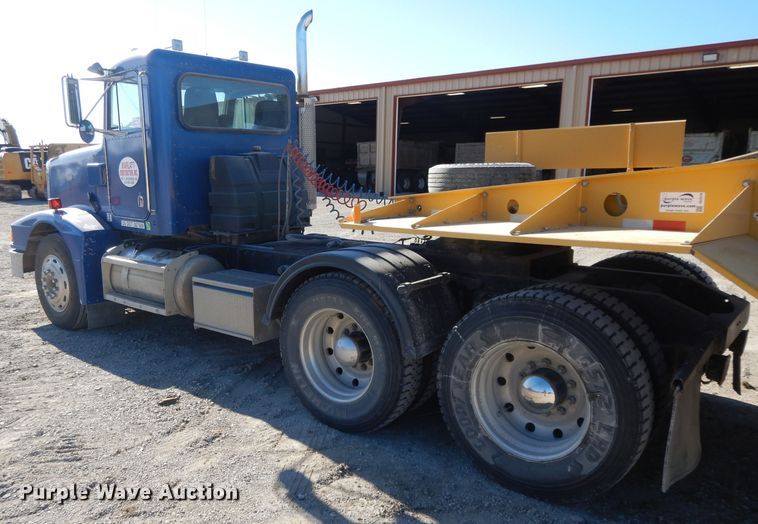 image for item DE2520 1996 Peterbilt 377  semi truck