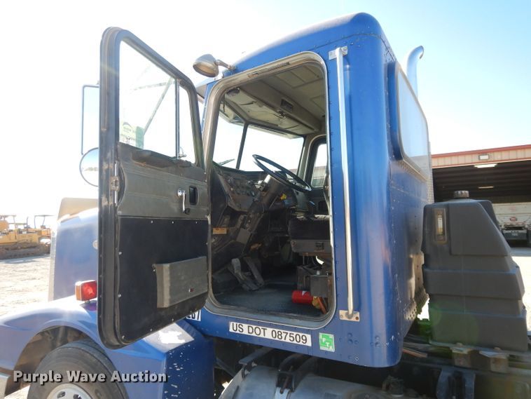 image for item DE2520 1996 Peterbilt 377  semi truck