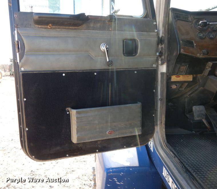 image for item DE2520 1996 Peterbilt 377  semi truck