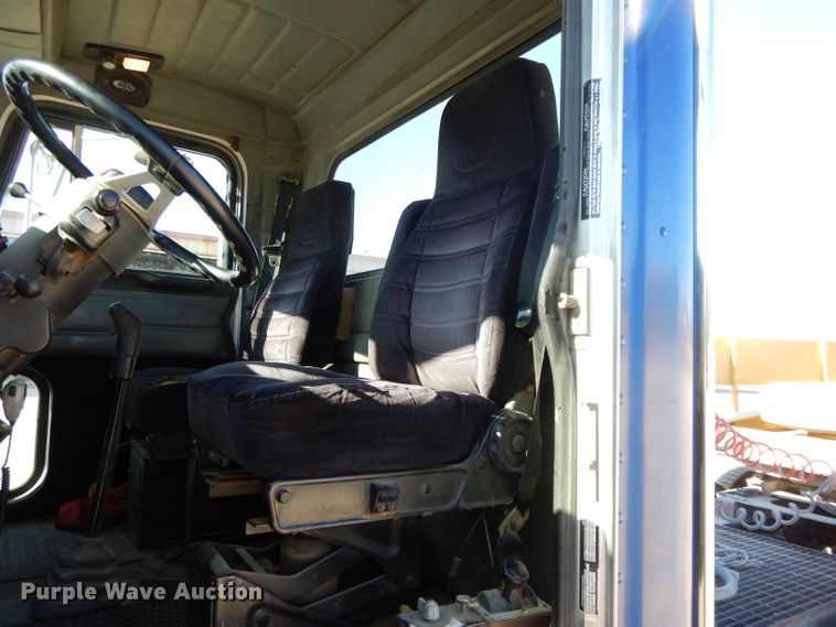 image for item DE2520 1996 Peterbilt 377  semi truck