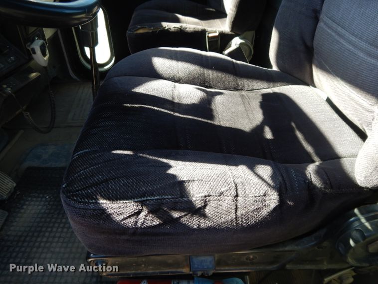 image for item DE2520 1996 Peterbilt 377  semi truck