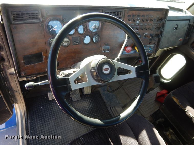 image for item DE2520 1996 Peterbilt 377  semi truck