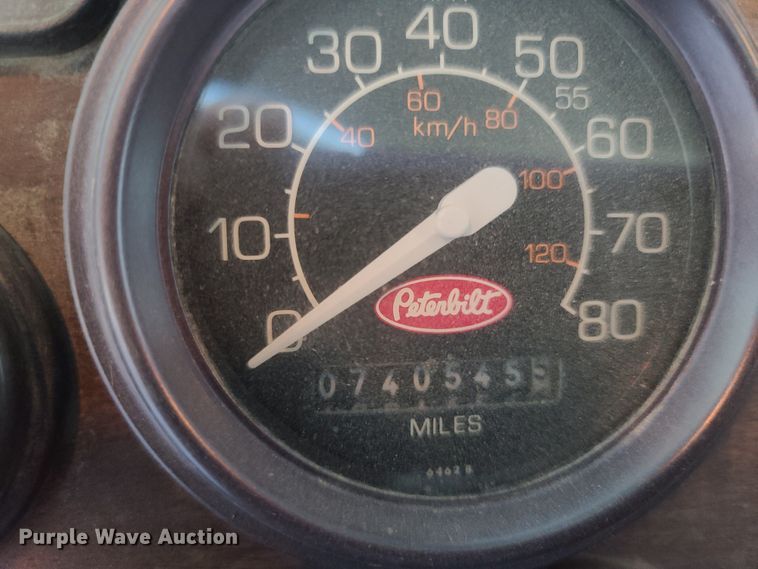 image for item DE2520 1996 Peterbilt 377  semi truck