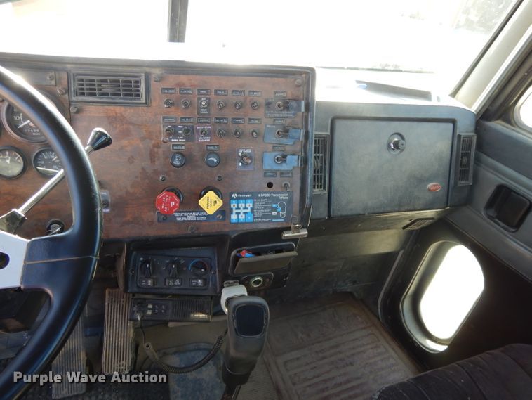 image for item DE2520 1996 Peterbilt 377  semi truck