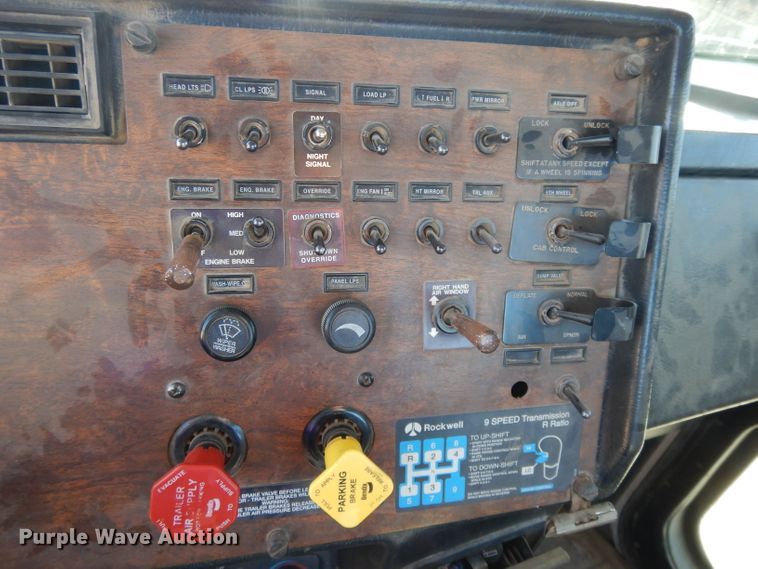 image for item DE2520 1996 Peterbilt 377  semi truck