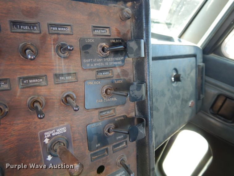 image for item DE2520 1996 Peterbilt 377  semi truck