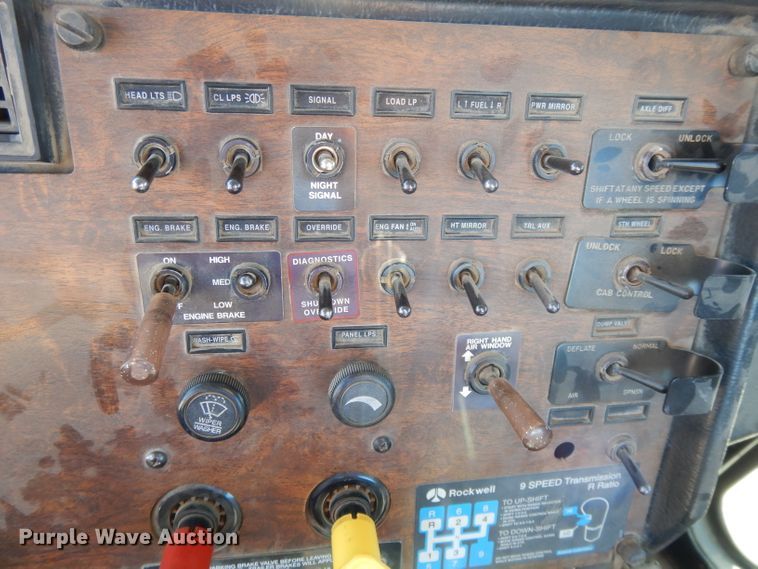 image for item DE2520 1996 Peterbilt 377  semi truck