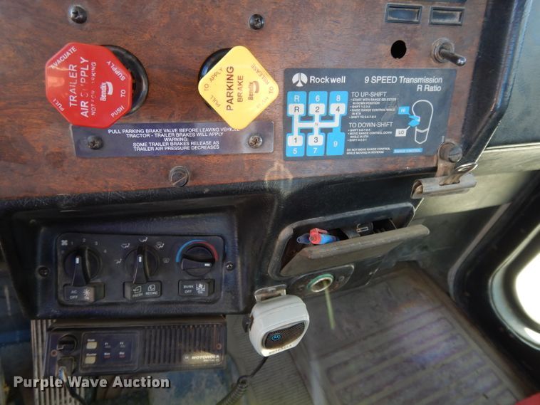 image for item DE2520 1996 Peterbilt 377  semi truck