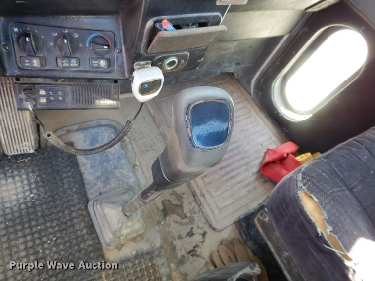 image for item DE2520 1996 Peterbilt 377  semi truck