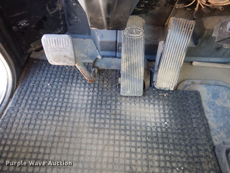 image for item DE2520 1996 Peterbilt 377  semi truck