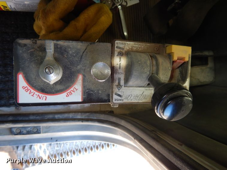 image for item DE2520 1996 Peterbilt 377  semi truck