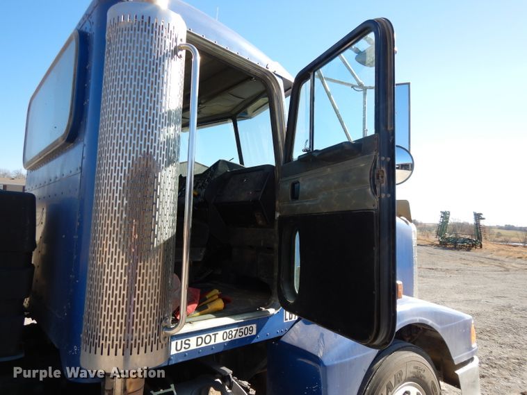 image for item DE2520 1996 Peterbilt 377  semi truck