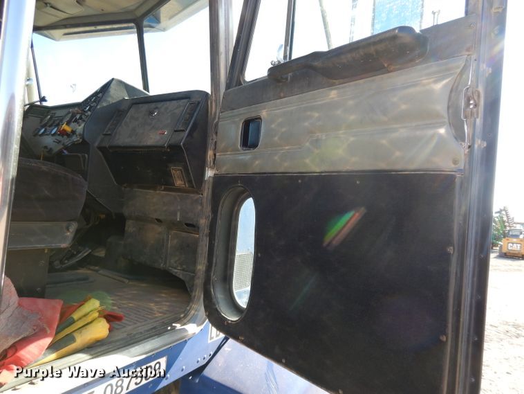 image for item DE2520 1996 Peterbilt 377  semi truck