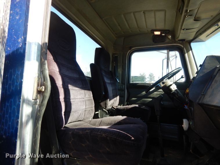 image for item DE2520 1996 Peterbilt 377  semi truck