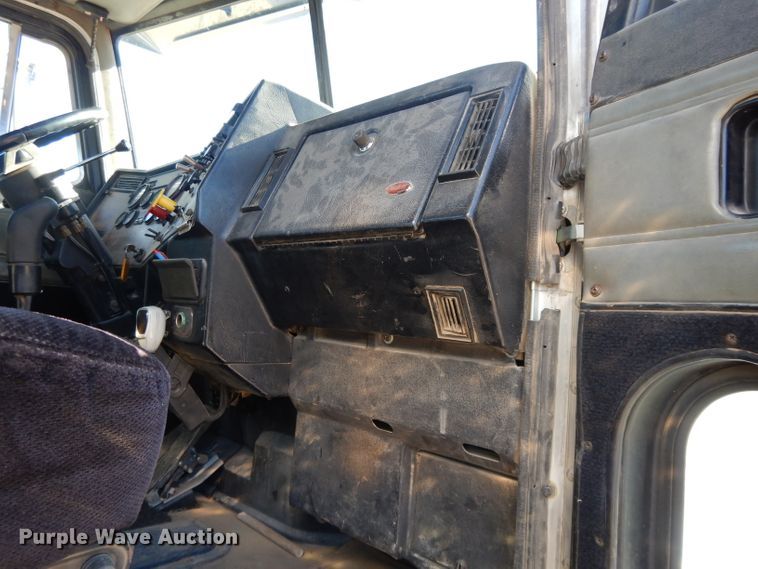 image for item DE2520 1996 Peterbilt 377  semi truck