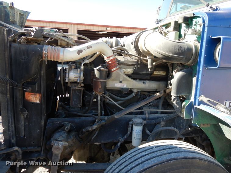image for item DE2520 1996 Peterbilt 377  semi truck