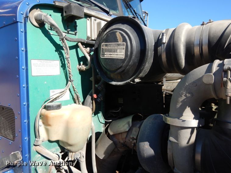 image for item DE2520 1996 Peterbilt 377  semi truck