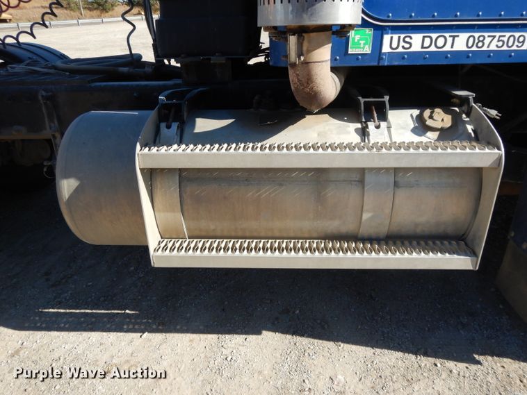 image for item DE2520 1996 Peterbilt 377  semi truck