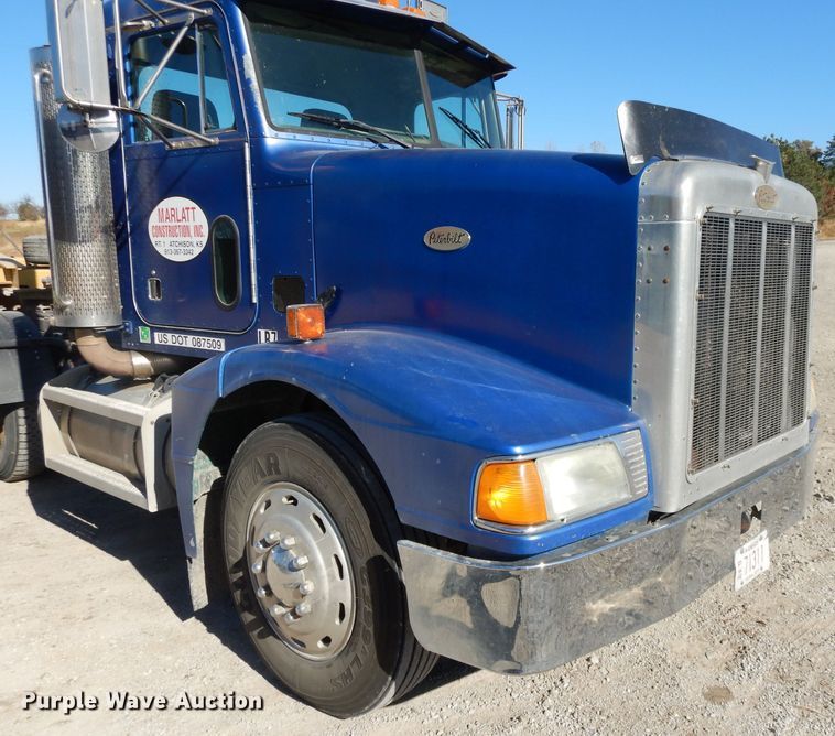 image for item DE2520 1996 Peterbilt 377  semi truck