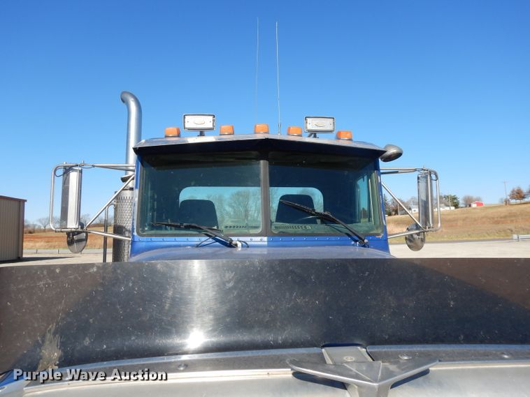 image for item DE2520 1996 Peterbilt 377  semi truck