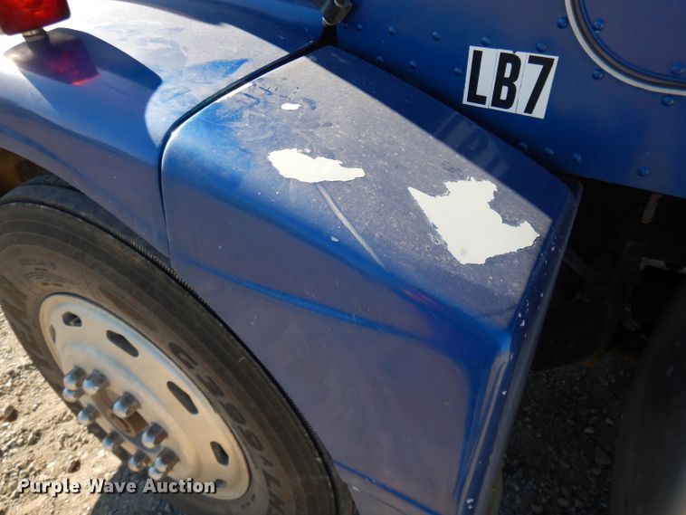 image for item DE2520 1996 Peterbilt 377  semi truck