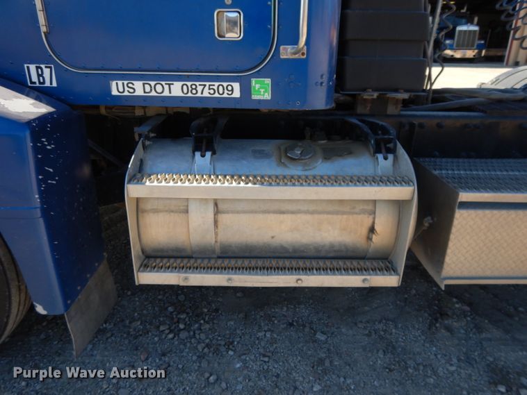 image for item DE2520 1996 Peterbilt 377  semi truck