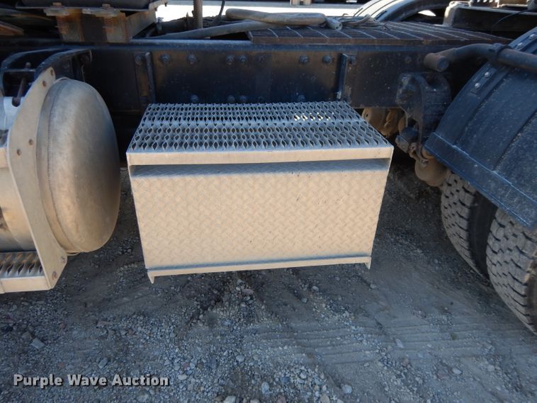 image for item DE2520 1996 Peterbilt 377  semi truck