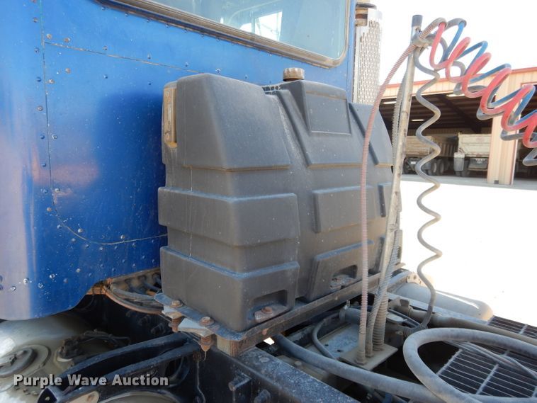 image for item DE2520 1996 Peterbilt 377  semi truck