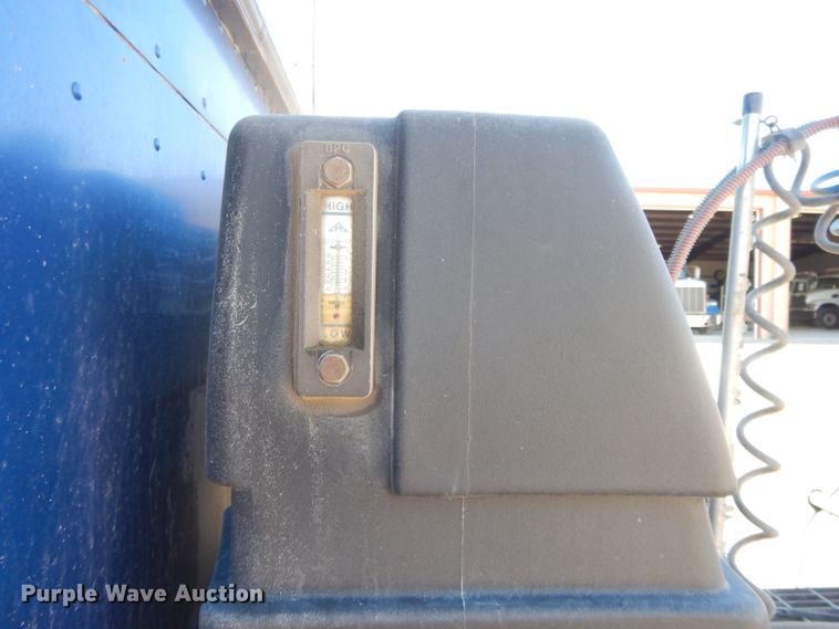 image for item DE2520 1996 Peterbilt 377  semi truck