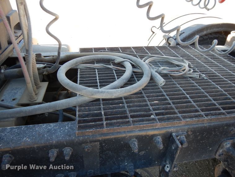 image for item DE2520 1996 Peterbilt 377  semi truck