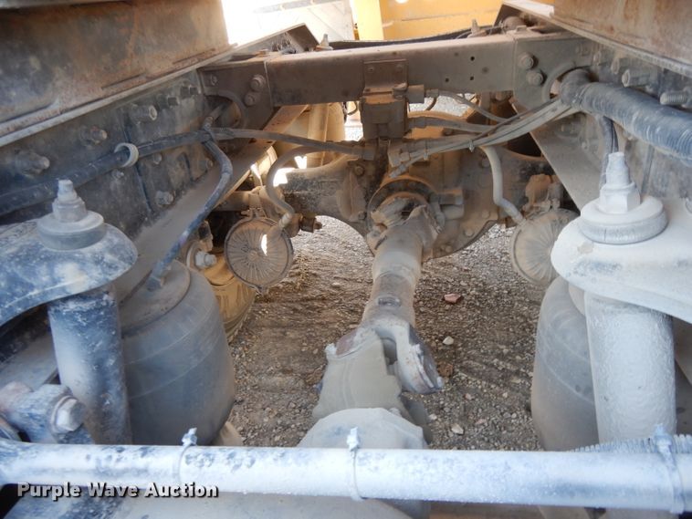 image for item DE2520 1996 Peterbilt 377  semi truck