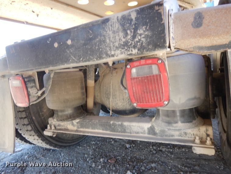 image for item DE2520 1996 Peterbilt 377  semi truck