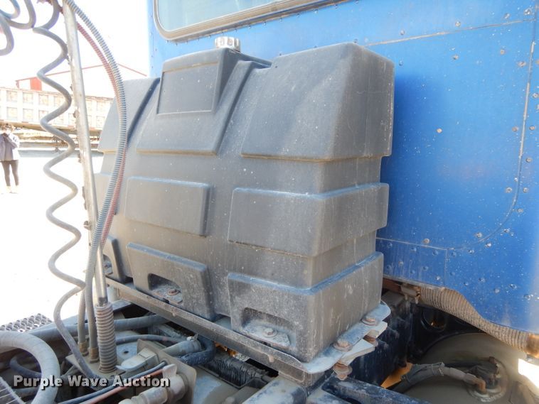 image for item DE2520 1996 Peterbilt 377  semi truck