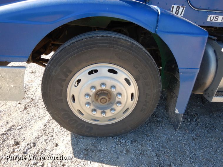 image for item DE2520 1996 Peterbilt 377  semi truck