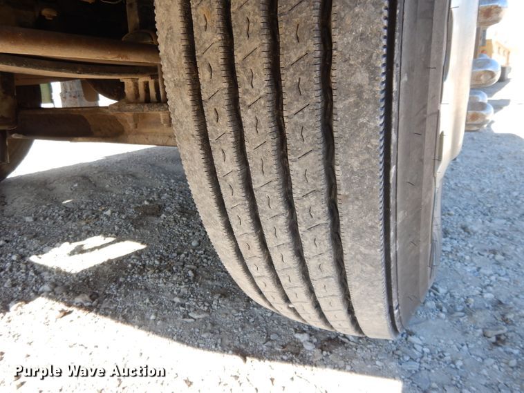 image for item DE2520 1996 Peterbilt 377  semi truck